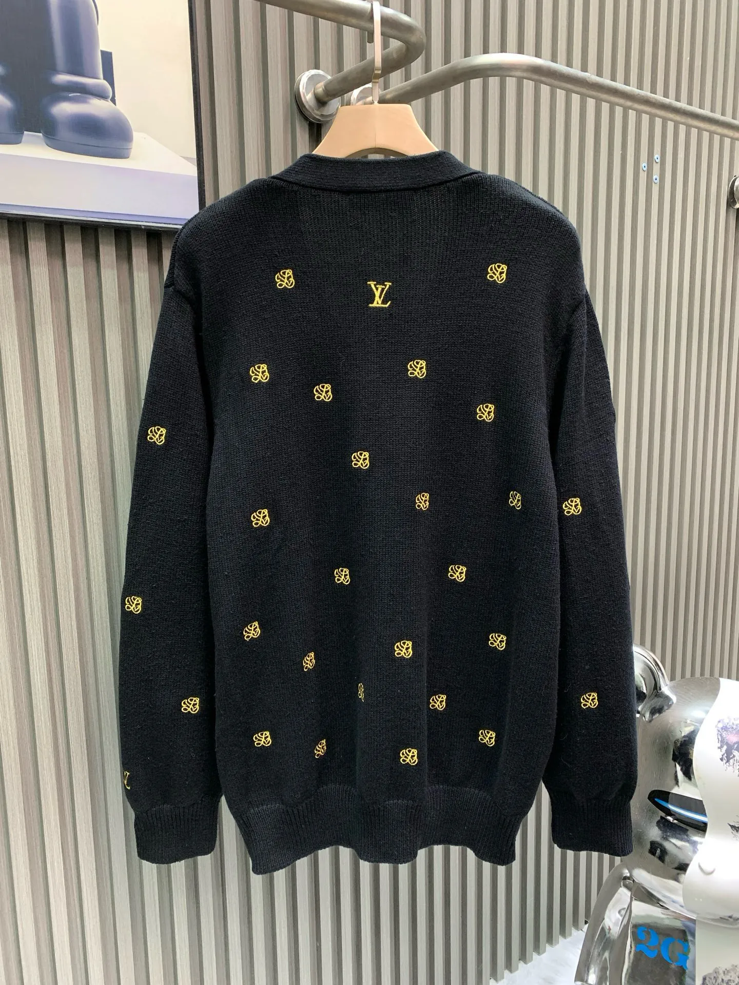 🅿️500 🀄️ Louis Vuitton 1*v25 new autumn and winter full-flower printed embroidered knitted jacket. Made of 50% sheep 🐏 velvet material, so it has natural softness and comfort. It also has good hygroscopicity and breathability. Matte needle-embroidered full-flower logo. The contrasting matte embroidery thread material is used for the version to best restore the same effect as the original version. The embroidery is very fine and dense. By controlling the direction and tightness of the embroidery thread, the embroidery thread forms exquisite embroidery on the embroidery cloth. Combined with encryption processing to increase the three-dimensional effect. Use water and detergent for cleaning during the general washing process. Make the clothes softer and cleaner through gentle scrubbing and rinsing. Customized buttons. Independently develop the Feidong series of square washing wheat. Three standards are complete.